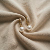 Elegant earrings with pearls and zirconia